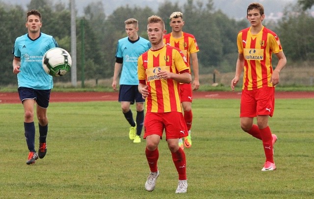 Cezary Matuszewski (trzeci z lewej) zdobył bramkę dla Korony II Kielce w meczu rozegranym w Strawczynku z Lechią Strawczyn. Gospodarzem tego spotkania była kielecka drużyna
