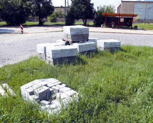 Krawężników, które czekają na wykorzystanie przy remoncie zatoki autobusowej systematycznie ubywa. Okoliczni mieszkańcy zastanawiają się, dlaczego nikt nie zabezpieczył materiałów budowlanych.