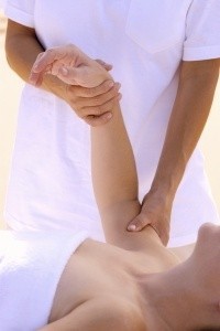 Techniki kinesiotapingu w terapii pourazowej pozwalają na funkcjonowanie bez bólu lub ze znacznie zmniejszonym bólem.