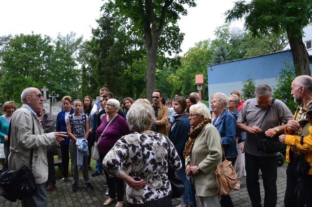 Dzisiejszy (sobota 13.08.2016) spacerek był kolejnym z cyklu wakacyjnych spotkań z przewodnikiem. Tym razem Krzysztof Cieczkiewicz, przewodnik włocławskiego PTTK, oprowadzał po Cmentarzu Komunalnym, gdzie znajdują się groby włocławian, którzy na trwale wpisali się w dzieje naszego miasta. W trakcie tego spacerku ponad trzydziestoosobowa grupa mogła też zwiedzić cerkiew św. Mikołaja, która znajduje się właśnie na terenie włocławskiej nekropolii.