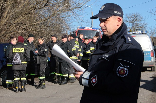 Dziś o godzinie 11:30 została wznowiona akcja poszukiwania 78-letniego Alwina Königa, który zaginął w dniu 5 lutego. W działania zaangażowanych jest ponad 100 policjantów z KMP w Grudziądzu i strażaków, żandarmerii wojskowej, a także drony. Służby apelują o pomoc. Zachęcamy do pomocy w poszukiwaniach. Akcją dowodzi podkom. Sylwester Góras.