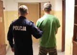 Ukrył się w łóżku, aby nie trafić za kratki. Policjanci nie dali się zwieść