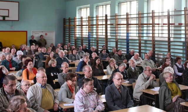 Mieszkańcy osiedla Czarnockiego w Kielcach tłumnie stawili się w budynku Zespołu Szkół Ogólnokształcących numer 27 przy ulicy Prostej w Kielcach, aby podjąć decyzje dotyczące swojej nowej spółdzielni &#8211; imienia Czarnockiego.