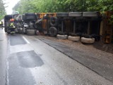 Wypadek w Zawadach: Ciężarówka leży na drodze. Zablokowała DW 491 