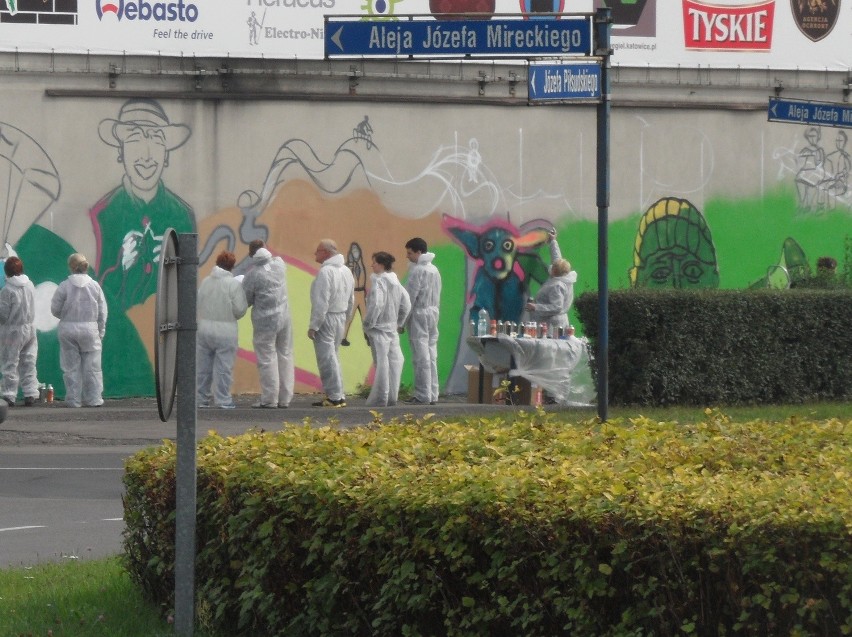 Sosnowiec: Seniorzy malowali graffiti na ścianie kamienicy [ZDJĘCIA]