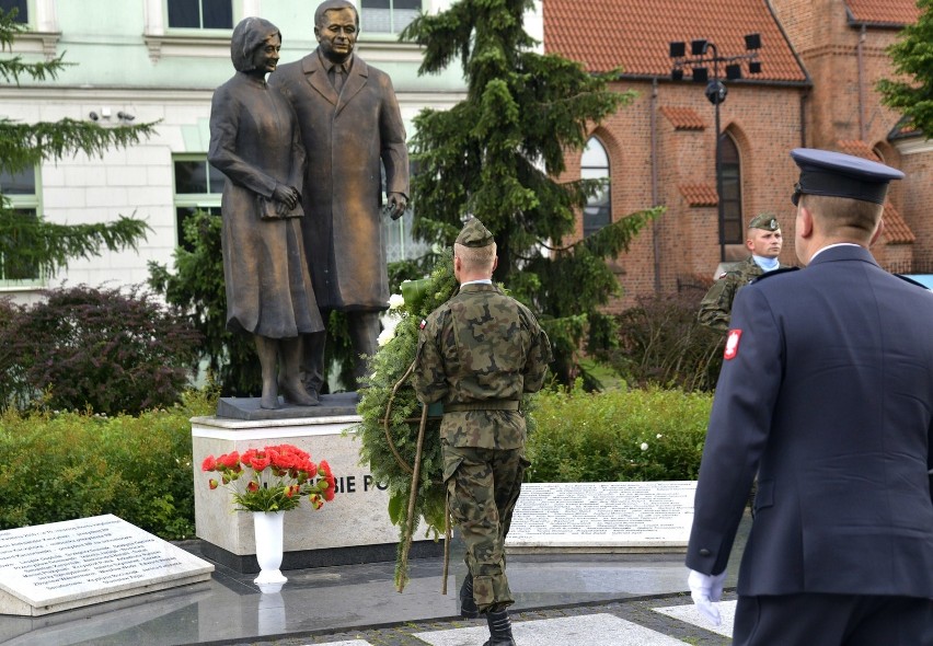 Przed koncertem nastąpiło złożenie kwiatów pod pomnikiem śp....