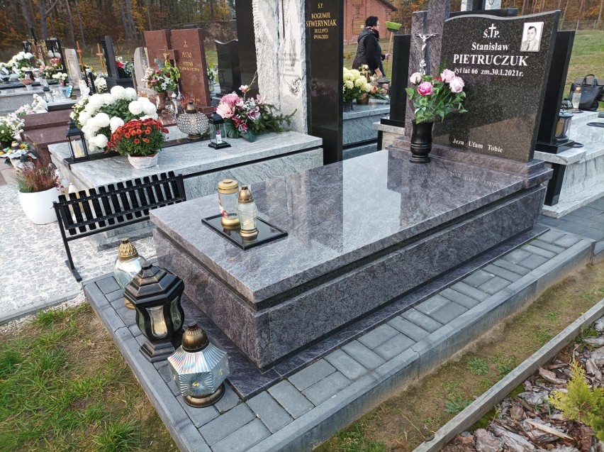 Cmentarz w Komorowie. Najmniejszy cmentarz w powiecie ostrowskim. Zobaczcie zdjęcia 31.10.2022