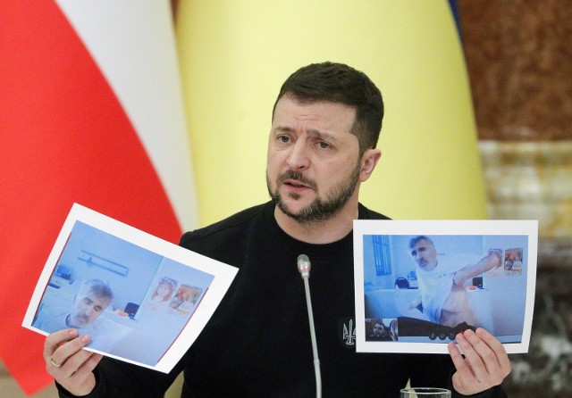 Wołodymyr Zełenski pokazał w środę zdjęcia Micheila Saakaszwilego. "Jest publicznie torturowany przez władze Gruzji" - podkreślił prezydent Ukrainy.