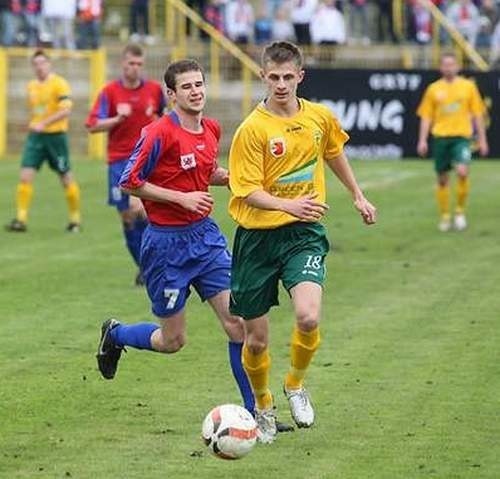 Marcin Kozłowski (z lewej) zdobył w Żelistrzewie trzy gole.