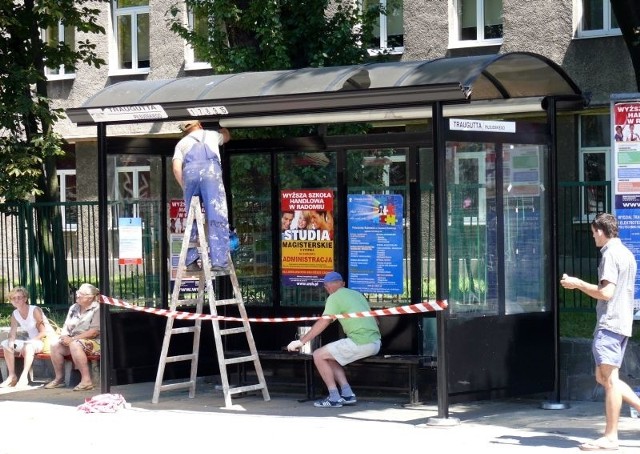 W sobotę do południa pracownicy malowali przystanki autobusowe przy ulicy Traugutta.