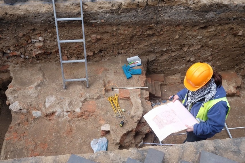 Plac Kolegiacki: Archeolodzy odkryli mur wieży dawnej...