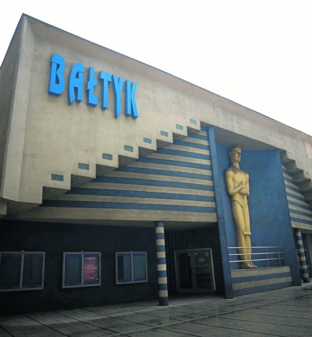 Teatr Powszechny w Bałtyku -  zaczęła się remontowa przeprowadzka Widownia na 490  miejsc Tysięczne „Szalone nożyczki” na inaugurację nowego sezonu.