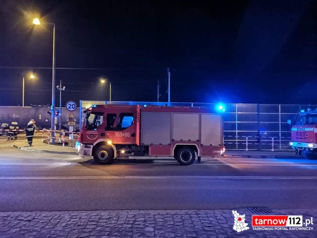 Na miejsce akcji gaśniczej na przejeździe kolejowym w Woli Rzędzińskiej skierowano liczne siły i środki