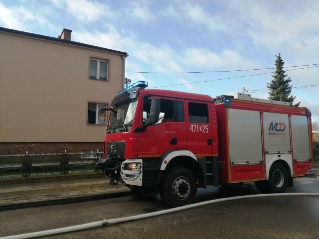 Poranny pożar przy ulicy Topolowej w Lęborku. W akcji kilka zastępów strażaków
