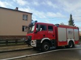 Poranny pożar przy ulicy Topolowej w Lęborku. W akcji kilka zastępów strażaków. ZDJĘCIA