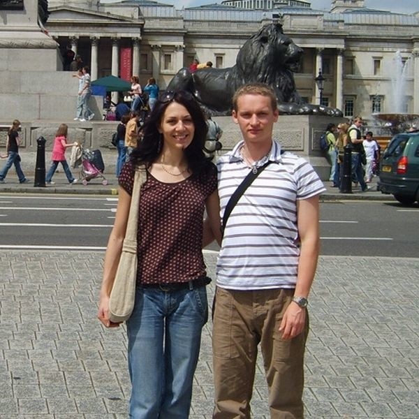 Radek Czernecki i Monika Dudek na Trafalgar Squ-are. Choć Londyn jest interesujący, to jednak zamierzają wrócić do Tarnobrzega, jak tylko ich nowy polski dom będzie gotowy.