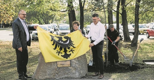 Władze województwa na Wybrzeżu Wyspiańskiego we Wrocławiu odsłoniły tablicę upamiętniającą setną rocznicę odzyskania przez Polskę niepodległości oraz 20-lecie samorządu województwa