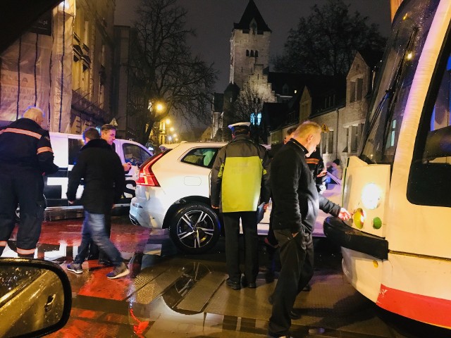 Tuz po godz. 19.30 na skrzyżowaniu ul. Kościuszki i Fredry tramwaj zderzył się z samochodem osobowym.