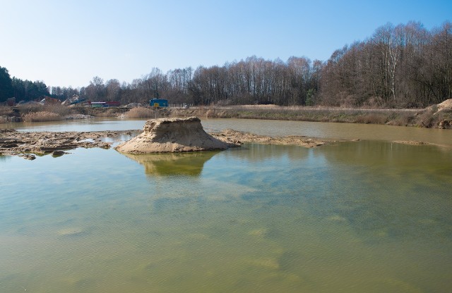 Aż 215 hektarów ma mierzyć nowy zbiornik retencyjny w woj. łódzkim. To największy z sześciu zaplanowanych do budowy przez marszałka woj. łódzkiego akwenów. Powstaną tu plaże, przystanie, rozwinie się agroturystyka i usługi turystyczne. Ceny gruntów będą szybowały w górę.Czytaj więcej na następnej stronie