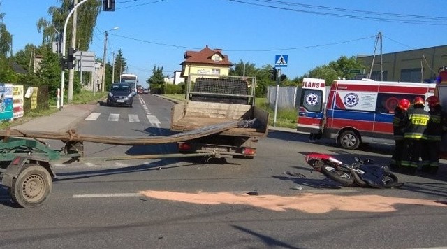 Samochód dostawczy zderzył się z motorowerem na skrzyżowaniu Mariackiej i Rybnickiej w Radlinie
