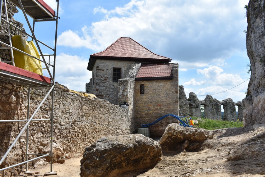 Na zamku w Rabsztynie trwają intensywne prace archeologiczne. Znaleziono m.in kamienną tralkę z XVI wieku