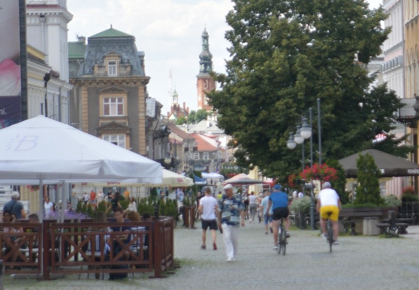 Piękna pogoda zachęciła mieszkańców Radomia do spaceru po Żeromskiego. Zobacz galerię zdjęć!