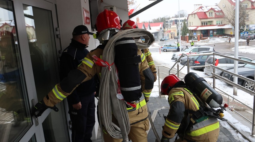 Pożar w Komendzie Miejskiej Policji w Tarnobrzegu, strażacy ewakuowali kilkadziesiąt osób. To były ćwiczenia - zobacz zdjęcia