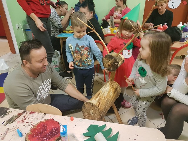 Rodzice wraz ze swoimi dziećmi z Niepublicznego Przedszkola i Żłobka Nibylandia w Świdnicy- pod okiem nauczycielki pani Ewy - zorganizowali warsztaty, na których wykonywali wspólnie ozdoby i dekoracje świąteczne. Zmora naszych czasów: dzieci przy komputerach, tabletach z telefonami w rękach….Jak uaktywnić maluchy? Jak nauczyć ich innych form zabawy i spędzania wolnego czasu?Czy jest to możliwe? Przedszkolaki perfekcyjnie obsługują sprzęt komputerowy. Wymuszają na rodzicach możliwość zabawy przy ekranie nie tylko komputera, telewizora, ale także telefonu. Prowadzi to do uzależnień i problemów zdrowotnych naszych dzieci. Czy nie ma na to sposobu? Ile czasu rodzice poświęcają swoim pociechom? Wbrew powszechnej opinii, rodzice chcą swój czas spędzać z dziećmi. Dowodem na to jest grupa rodziców ze Świdnicy. Połączyło ich Niepubliczne Przedszkole i Żłobek Nibylandia. Ich dzieci są w grupie Kwiatuszków. 11 grudnia 2018 r. rodzice wraz ze swoimi dziećmi pod okiem nauczycielki pani Ewy zorganizowali warsztaty, na których wykonywali wspólnie ozdoby i dekoracje świąteczne. Widok był urzekający. Radość dzieci, że mogą tworzyć razem z rodzicami była nieoceniona. Rodzice także dali się ponieść wspólnej pracy. Ich zaangażowanie przerosło oczekiwania ich samych. Do wspólnej pracy dołączono biesiadowanie. Mamy upiekły smaczne ciasto, przygotowano kawę i soki dla dzieci. Czas wspólnego tworzenia przeplatany zabawą minął tak szybko, że zanim się spostrzegli, trzeba było wracać do domów. Jakie wrażenia? Rodzice twierdzą, że niepowtarzalne i chcą więcej. Dzieci mają ochotę na ciąg dalszy…..Może gonimy, może nie możemy się zatrzymać w tym zwariowanym świecie, ale dla naszych dzieci warto. Czas tak szybko ucieka więc chwytajmy te ulotne chwile i zapisujmy je w pamięci , na zdjęciach, filmach. Nie pozwólmy, by to co jest najważniejsze przeszło obok nas niezauważone. Warto podpatrywać i zapożyczać dobre pomysły. Gratulujemy rodzicom, dzieciom i nauczycielom z Niepublicznego Przedszkola i Żłobka w Świdnicy. Zobacz też: Jaką choinkę wybrać i co zrobić, żeby przetrwała jak najdłużej?