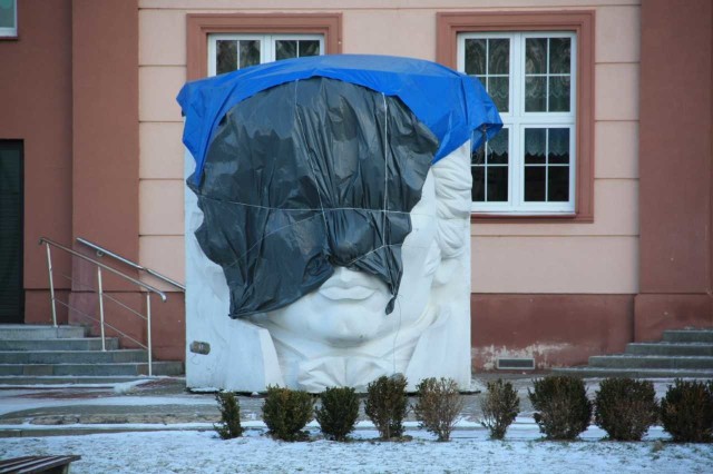 Głowa Tadeusza Kościuszki to część instalacji plenerowej, jaka stała na dziedzińcu Muzeum Okręgowego w Sandomierzu.