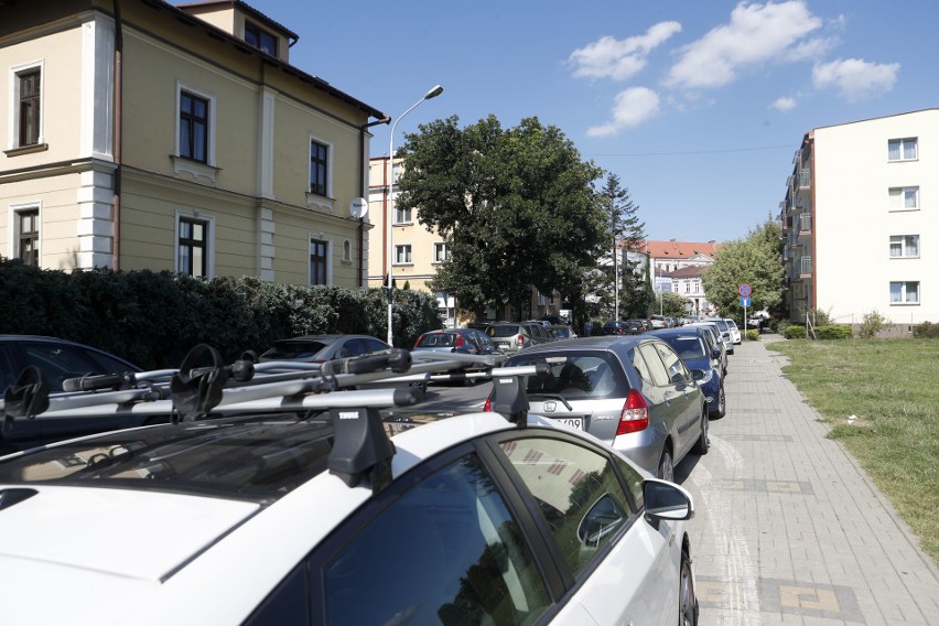 Płatna strefa parkowania na ulicach Lenartowicza i Hetmańskiej w Rzeszowie? Tak proponują mieszkańcy