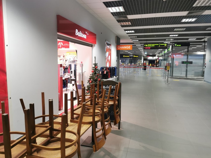 Puste lotnisko w Katowicach przed Bożym Narodzeniem 2020