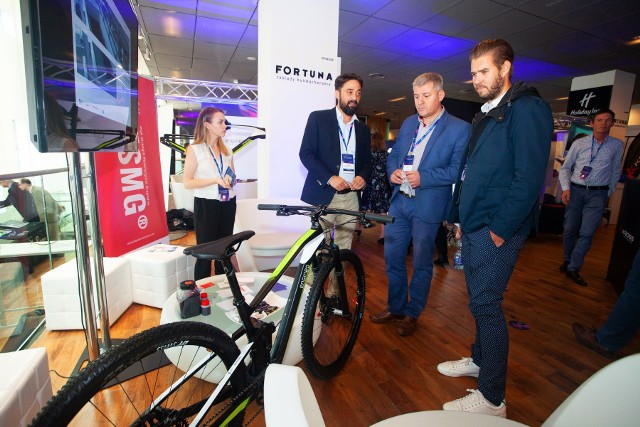Prezentacja roweru z ramą zbrojoną grafenem podczas 9. Forum Rozwoju Mazowsza w Warszawie