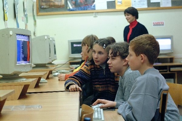 W szkolnej pracowni internetowej można  nauczyć się ciekawych rzeczy. Przed  komputerem siedzą: Ania Kasprzyk, Magdalena  Jaroń i Michał Szyszka. Zajęcia prowadzi pani  Małgorzata Brzechwa.