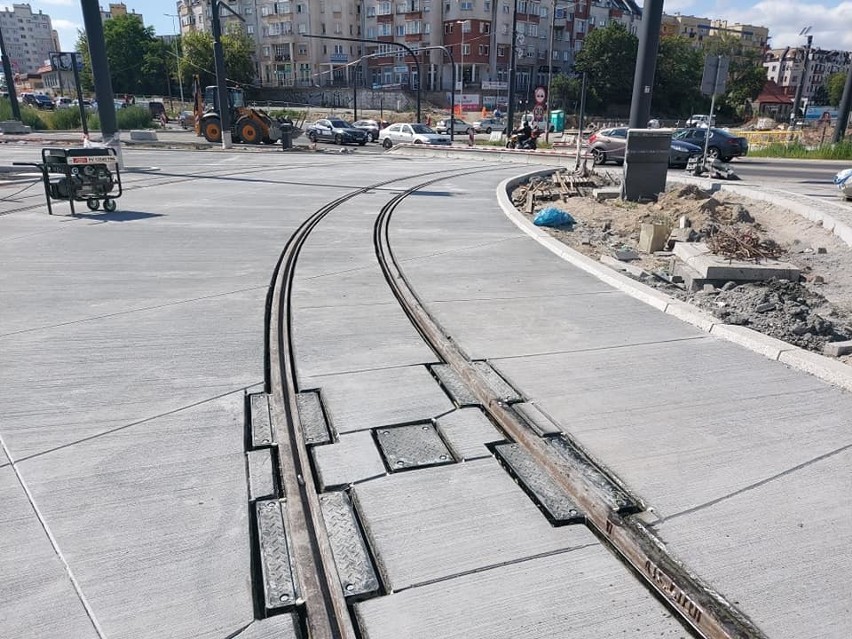 Betonowanie płyty torowiska tramwajowego wzdłuż ul....