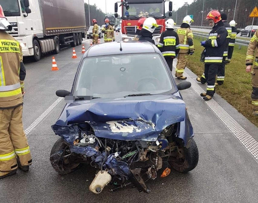 Wypadek na S8. 24.12.2020. Kobieta uderzyła autem w barierkę. Zdjęcia