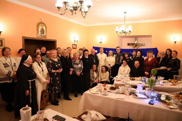 W diecezjalnym centrum “Quo Vadis” w Sandomierzu odbyło się bożonarodzeniowe spotkanie Duszpasterstwa Kobiet Diecezji Sandomierskiej. We wspólnej modlitwie wzięły udział panie formujące się w kołach duszpasterstwa kobiet w Sandomierzu oraz w Janowie Lubelskim.