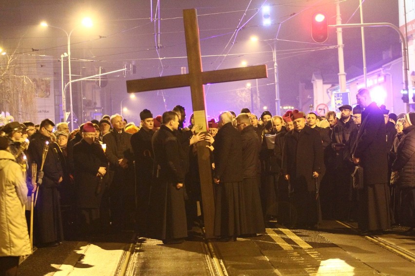 Łódzka Droga Krzyżowa na Piotrkowskiej [ZDJĘCIA+FILM]