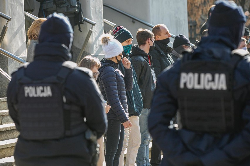 Demonstracja pod krakowskim kościołem św. Szczepana