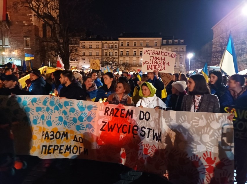 Kraków solidaryzuje się z walczącą Ukrainą w rocznicę ataku Rosji na niepodległy kraj. Przez miasto przechodzą dwa marsze. "Stop wojnie"