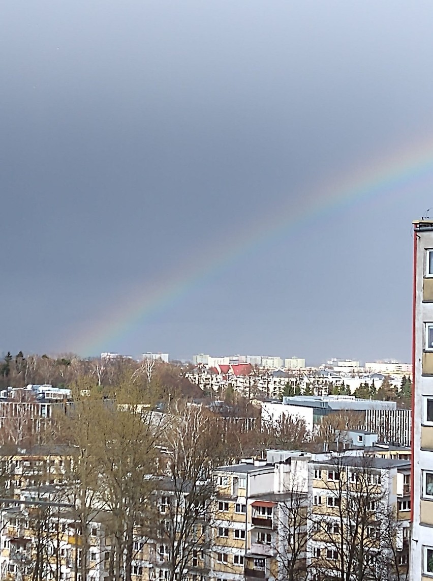 Tęcza nad miastem widziana oczami naszych czytelników. Zobacz zdjęcia 