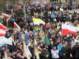 Białystok. Tłumy na marszu w obronie dobrego imienia papieża św. Jana Pawła II. Białostoczanie wyrazili wdzięczność za pontyfikat papieża