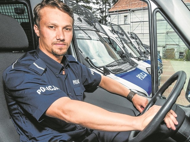 Sierżant Jakub Biegała z oddziału prewencji Komendy Miejskiej Policji w Bydgoszczy siedzi za kierownicą kilkuletniego mercedesa. Jeszcze tego roku policjanci w regionie dostaną nowe wozy.