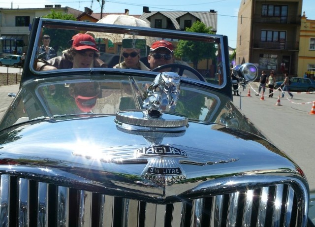 W piątek przed południem do Klimontowa zjechało blisko 40 załóg w zabytkowych samochodach. Na zdjęciu Jaguar MK4 z 1948 roku. Za kierownicą Mirosław Olesiński, pilotem jest Ka-rol Olesiński reprezentanci Automobilklubu Lubelskiego.