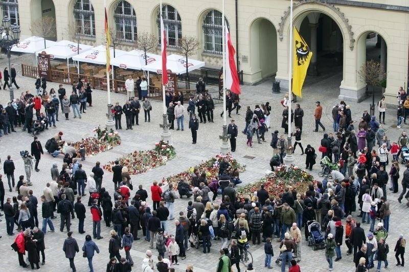 10 kwietnia 2010 r. - po katastrofie smoleńskiej Wrocław...