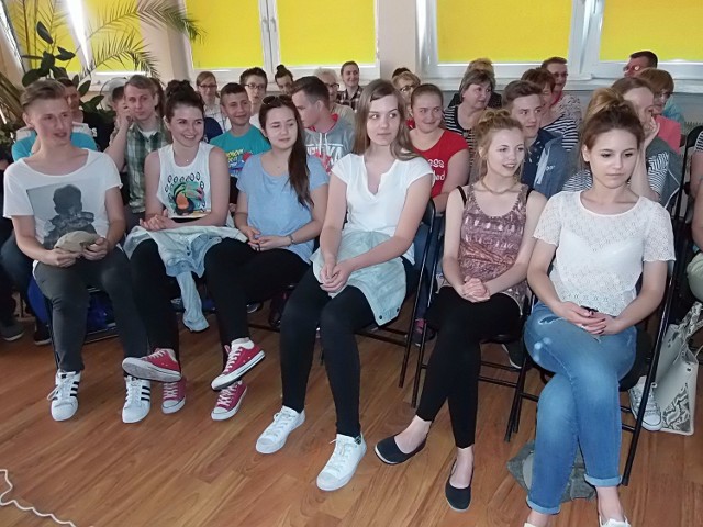 Na różne spotkania autorskie radziejowska biblioteka zaprasza młodzież ze szkół oraz słuchaczy Uniwersytetu Trzeciego Wieku