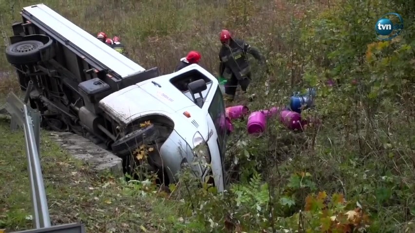 Wypadek na Dolnym Śląsku. Samochód przewożący butle z gazem wpadł do rowu