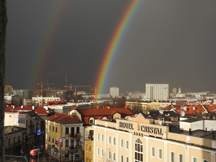 Niesamowita tęcza nad Białymstokiem. Pojawiła się tylko na...