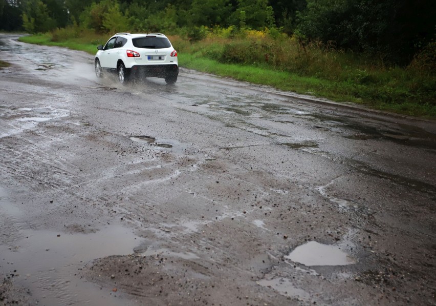 Dziury na ulicach Chorzowskiej i Dalekiej na radomskim...