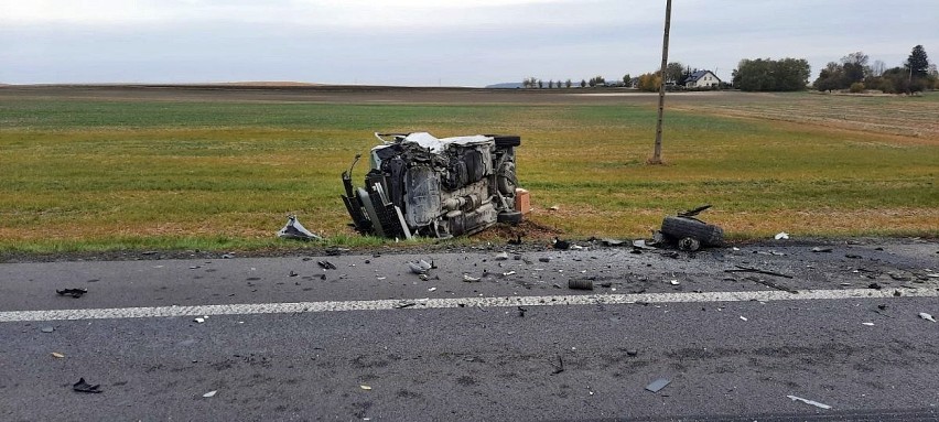Śmiertelny wypadek na DK12. W czołowym zderzeniu z busem zginął kierowca mercedesa