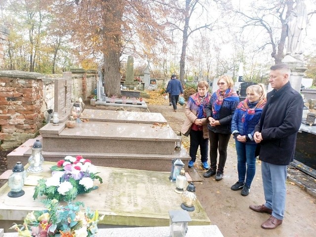 Delegacja z gminy Mirzec przed grobem Jadwigi Prendowskiej w Czyżowie Szlacheckim